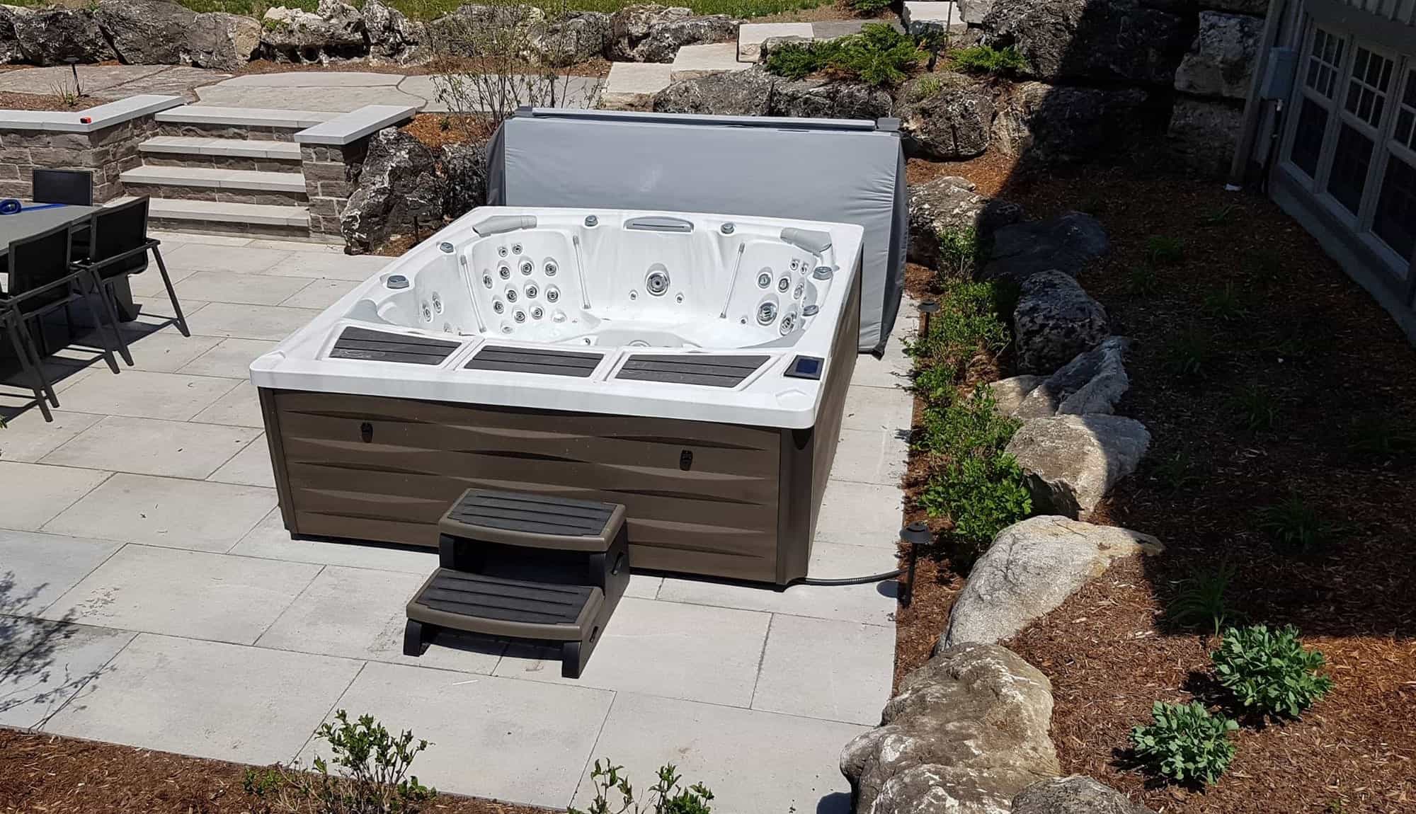 Sundance Spas 980 Series Kingston with steps